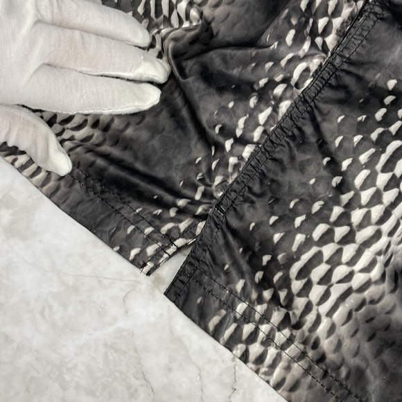 Swim Trunks, Calvin Klein, blk/get Bubble Sheen Pattern. Sz Med - Picture 11 of 12